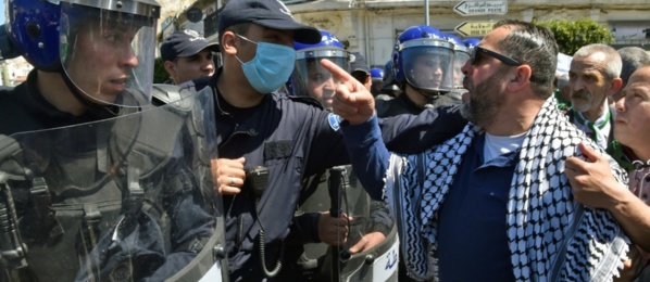 ALGERIE : L'armée appelle le peuple au dialogue ALGERIE : L'armée appelle le peuple au dialogue