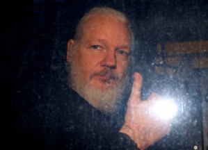 Affaibli, Assange ne peut participer à une audience d'extradition