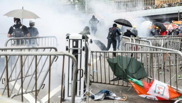 Hong Kong: la manifestation vire à l'affrontement avec la police Hong Kong: la manifestation vire à l'affrontement avec la police