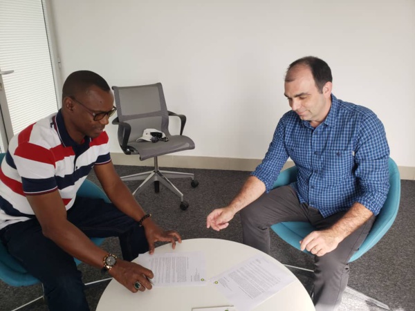 La représentant de la compagnie BP avec Abdoulaye Thiam, président de l'ANPS La représentant de la compagnie BP avec Abdoulaye Thiam, président de l'ANPS