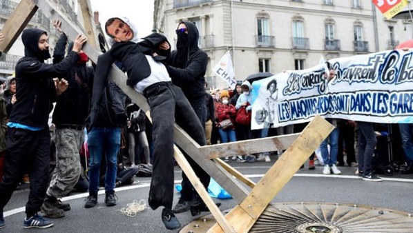 Deux hommes condamnés pour avoir pendu un mannequin de Macron Deux hommes condamnés pour avoir pendu un mannequin de Macron