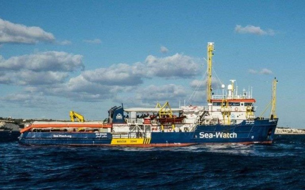 Migrants: le Sea-Watch défie Salvini et force le blocus des eaux italiennes