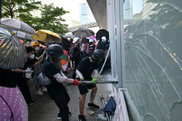 Hong Kong : Des manifestants tentent de forcer l'entrée du Parlement