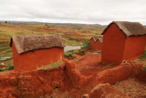A Madagascar, des villageois découvrent les dangers de la défécation en plein air A Madagascar, des villageois découvrent les dangers de la défécation en plein air