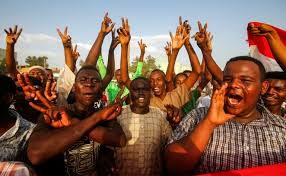 Célébrations au Soudan après un accord de transition entre militaires et contestataires