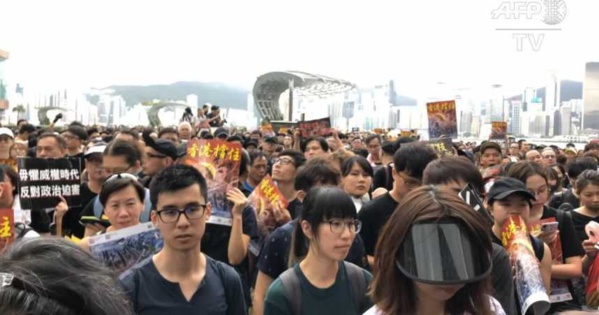 Hong Kong: les manifestants devant une gare "chinoise" pour convaincre les touristes