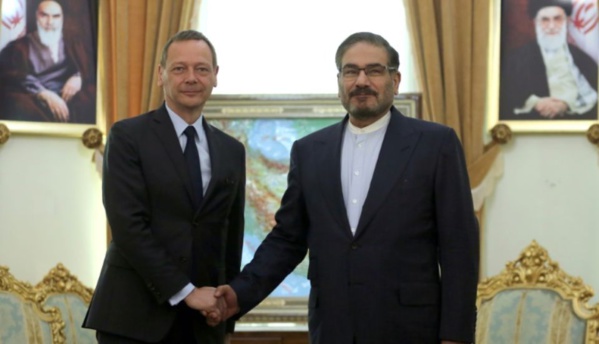 Emmanuel Bonne, conseiller diplomatique du président français, avec le contre-amiral Ali Shamkhani, secrétaire du Conseil suprême de la sécurité nationale.