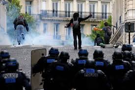 Tensions sur les Champs-Elysées après le défilé du 14-Juillet