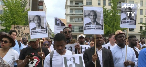 Enseignant guinéen tué à Rouen: 1.400 personnes à la marche blanche Enseignant guinéen tué à Rouen: 1.400 personnes à la marche blanche