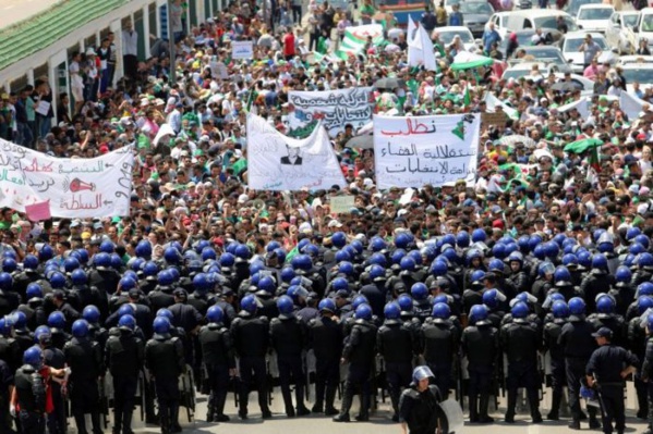 Alger manifeste au milieu d'un fort déploiement policier Alger manifeste au milieu d'un fort déploiement policier