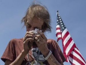 Antonio Basbo pleure sa compagne tuée dans la fusillade du 5 août (photo Libération) Antonio Basbo pleure sa compagne tuée dans la fusillade du 5 août (photo Libération)