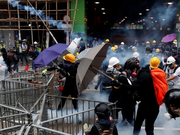 Nouveaux heurts entre police et manifestants à Hong Kong Nouveaux heurts entre police et manifestants à Hong Kong
