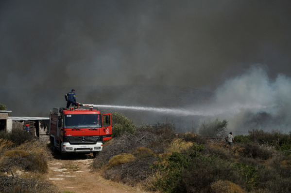 L'île grecque d'Eubée en proie à un incendie, habitants évacués L'île grecque d'Eubée en proie à un incendie, habitants évacués