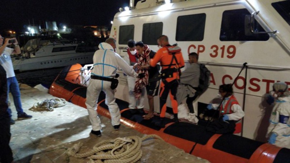 Situation "explosive" à bord du navire Open Arms bloqué au large de Lampedusa