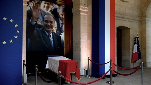 Forte affluence pour saluer Chirac aux Invalides, avant l'hommage officiel lundi Forte affluence pour saluer Chirac aux Invalides, avant l'hommage officiel lundi