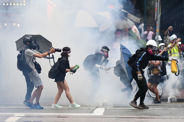 Hong Kong: la police tire des lacrymogènes pour disperser des manifestants masqués Hong Kong: la police tire des lacrymogènes pour disperser des manifestants masqués
