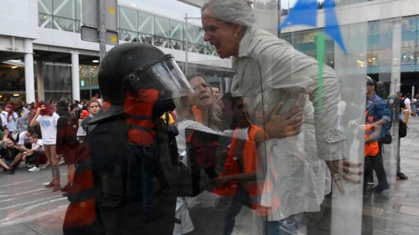 Scènes de guérilla urbaine à Barcelone après la condamnation des dirigeants indépendantistes