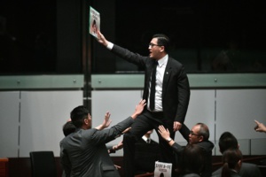 Hong Kong: chaos au Parlement, Carrie Lam renonce à un discours