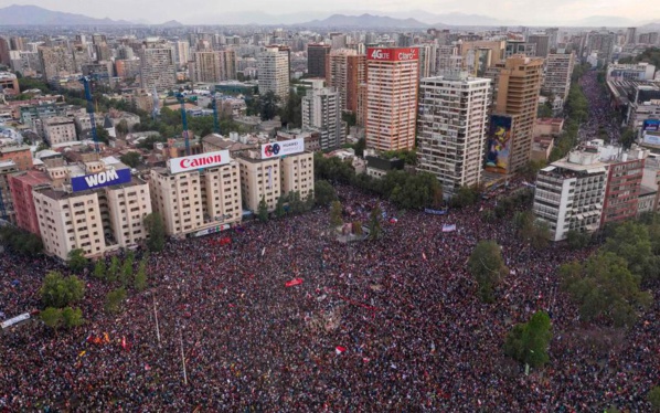 Un million de Chiliens manifestent contre les inégalités économiques Un million de Chiliens manifestent contre les inégalités économiques