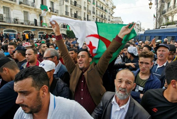 Marée humaine à Alger pour fêter une "nouvelle Révolution" Marée humaine à Alger pour fêter une "nouvelle Révolution"