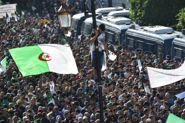 Marée humaine à Alger pour une "nouvelle Révolution"