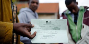 Demandeurs d'asile : le gouvernement fixe trois mois de carence avant d'accéder à la Sécurité sociale de base Demandeurs d'asile : le gouvernement fixe trois mois de carence avant d'accéder à la Sécurité sociale de base