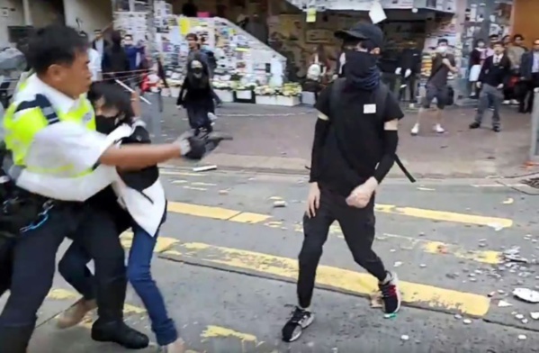 Journée de violence à Hong Kong: un manifestant blessé par balle, un homme transformé en torche humaine
