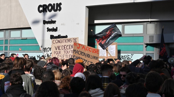Grille du ministère de l'Enseignement supérieur forcée à Paris, François Hollande exfiltré à Lille... Les facs mobilisées après l'immolation par le feu d'un étudiant