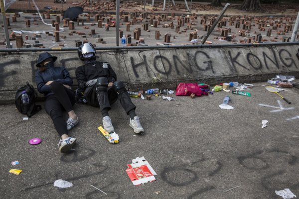 Hong Kong: la contestation continue, une ministre en visite à Londres agressée