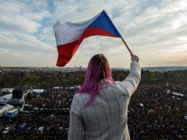 Quelque 250.000 manifestants à Prague contre le Premier ministre, 30 ans après la Révolution de velours Quelque 250.000 manifestants à Prague contre le Premier ministre, 30 ans après la Révolution de velours