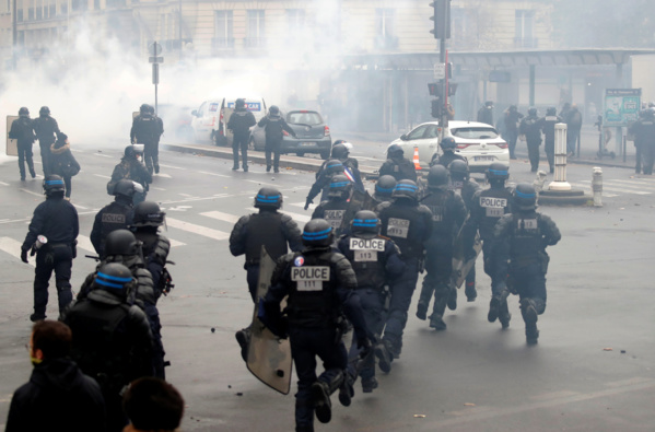 Des policiers se sont-ils fait passer pour des black blocs lors de la manifestation des "gilets jaunes" samedi à Paris ?