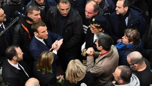 De retour sur le site de Whirlpool, Macron, bousculé, assure avoir "dit la vérité"