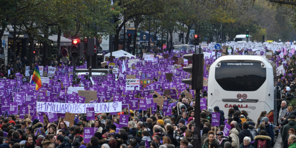 FRANCE: Des milliers de personnes défilent contre les violences faites aux femmes FRANCE: Des milliers de personnes défilent contre les violences faites aux femmes