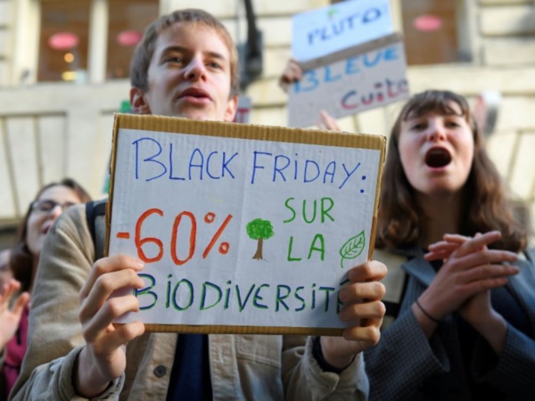 Black Friday: actions contre Amazon et la surconsommation Black Friday: actions contre Amazon et la surconsommation