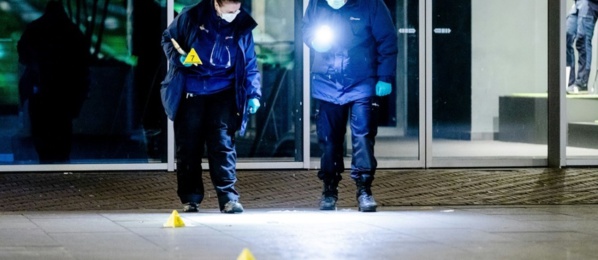 La Haye: la police sur les traces de l'homme qui a poignardé trois adolescents