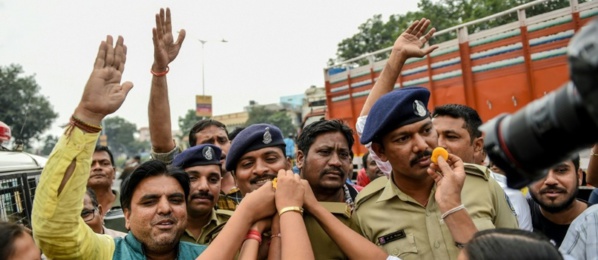Policiers et population en symbiose pour se féliciter de la mort des suspects Policiers et population en symbiose pour se féliciter de la mort des suspects