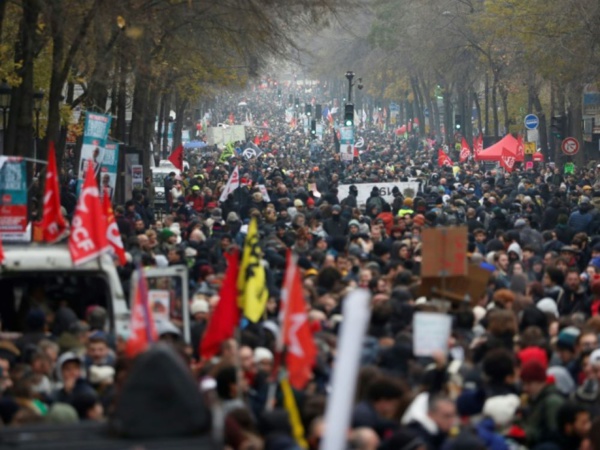 Retraites: la grève dure dans les transports, nouvelle épreuve de force en vue