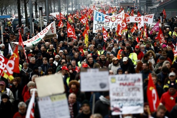 Retraites: des centaines de milliers de personnes dans la rue à l'appel de tous les syndicats Retraites: des centaines de milliers de personnes dans la rue à l'appel de tous les syndicats