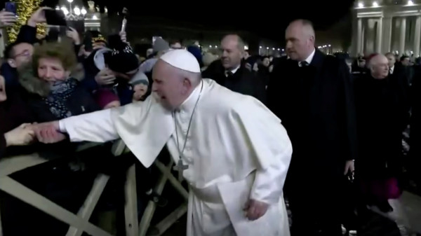 Le pape s'excuse d'avoir "perdu patience" à l'encontre d'une fidèle trop empressée