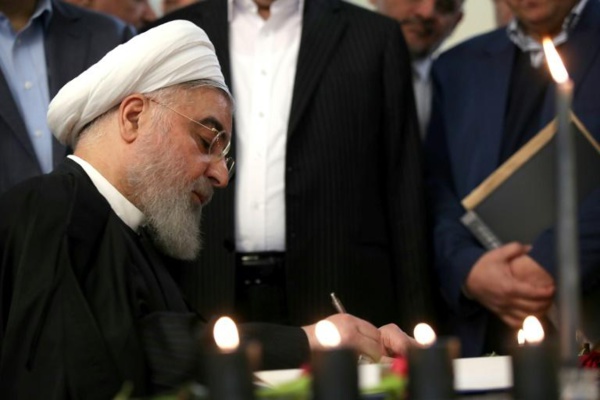 Le président Rohani signe le registre des noms des victimes de l'avion ukrainien abattu par un missile iranien à Téhéran