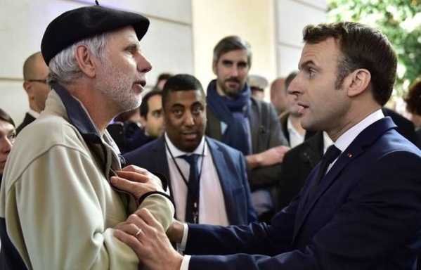 Macron répond à un enseignant opposé à la réforme des retraites : "Vous n'êtes pas sympathique, ni respectueux"