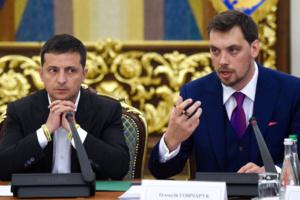 Le président Zelensky (à gauche) avec son premier ministre Oleksiï Gontcharouk Le président Zelensky (à gauche) avec son premier ministre Oleksiï Gontcharouk