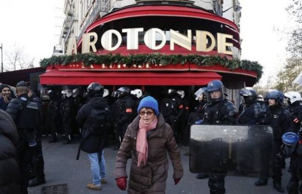 Enquête après une intrusion et un départ de feu dans une brasserie prisée de Macron