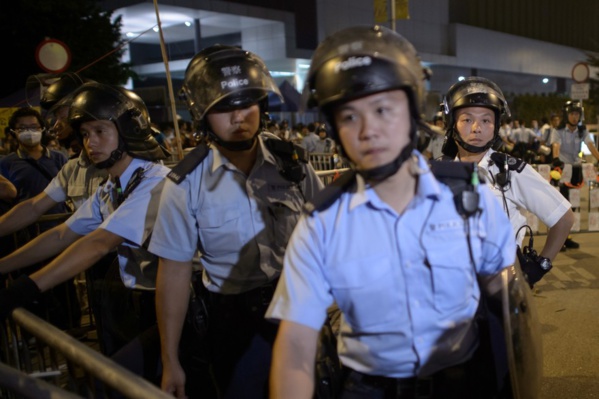 HONG-KONG: Des manifestants tabassent des policiers HONG-KONG: Des manifestants tabassent des policiers