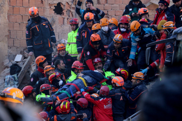 TURQUIE: les secouristes à la recherche de survivants après le séisme