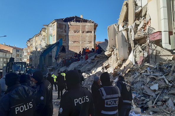 TURQUIE : 2000 secouristes cherchent des survivants sous les décombres