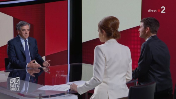 Léa Salamé et Thomas Sotto face à François Fillon sur la chaîne France2, jeudi soir.
