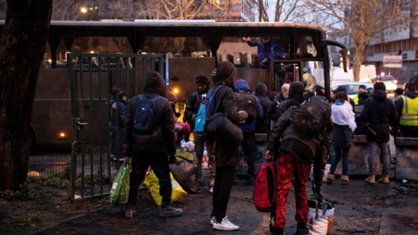 PARIS : La police évacue 427 personnes du dernier campement de migrants du nord-est