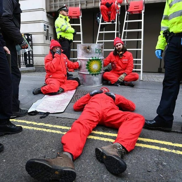 Londres: Greenpeace bloque le siège de BP Londres: Greenpeace bloque le siège de BP