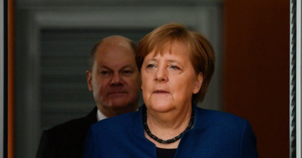 Derrière Angela Merkel, le ministre congédié